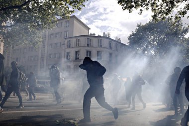 Göstericiler Sendikalar üyelerinin bir gösteri sırasında isyan polisi ile çatıştılar ve ' gilets Jaunes ' hareket işaretleme Işgücü günü Paris, Fransa 1 Mayıs, 2017