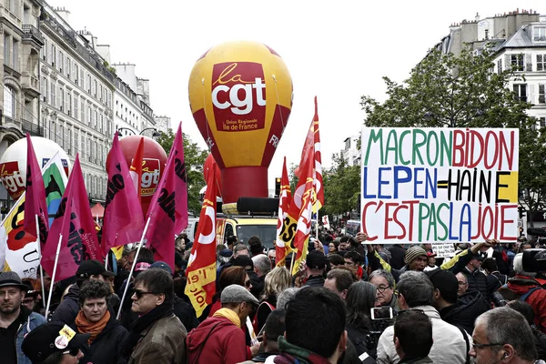 2017년 프랑스 파리에서 노동절을 기념하는 길레스 자우네스 운동과 노조원들의 시위대가 — 스톡 사진