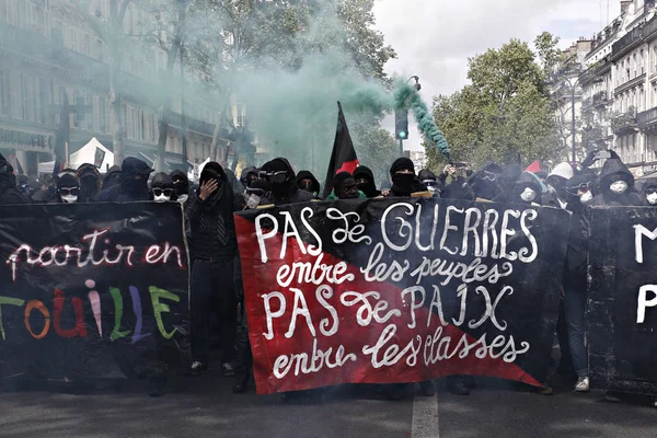 2017년 프랑스 파리에서 노동절을 기념하는 길레스 자우네스 운동과 노조원들의 시위대가 — 스톡 사진