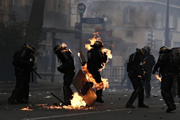 Manifestantes Enfrentaron Con Policía Antidisturbios Durante Una Manifestación Los Miembros — Foto de Stock