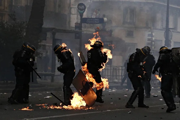 Göstericiler Sendikalar Üyelerinin Bir Gösteri Sırasında Isyan Polisi Ile Çatıştılar — Stok fotoğraf