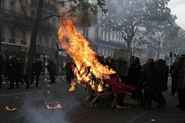 Tüntetők Összecsaptak Rohamrendőrség Demonstrációja Során Szakszervezetek Tagjait Gilets Jaunes Mozgalom — Stock Fotó