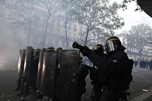 2017年5月1日 在法国巴黎举行的工会成员游行和庆祝劳动节的 Gilet Jaunes 运动期间 示威者与防暴警察发生冲突 — 图库照片