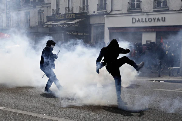 2017年5月1日 在法国巴黎举行的工会成员游行和庆祝劳动节的 Gilet Jaunes 运动期间 示威者与防暴警察发生冲突 — 图库照片