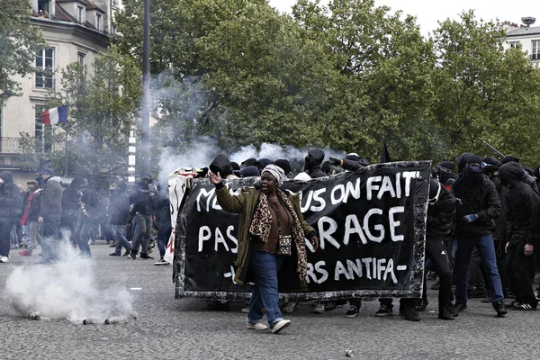 2017年5月1日 フランス パリで労働組合員のデモと労働者の日を記念する ジレット ジューン 運動中にデモ隊が機動隊と衝突した — ストック写真