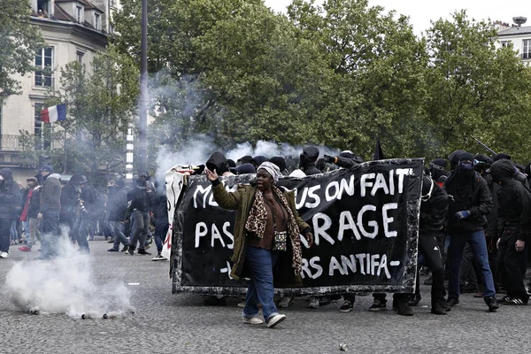 Göstericiler Sendikalar üyelerinin bir gösteri sırasında isyan polisi ile çatıştılar ve ' gilets Jaunes ' hareket işaretleme Işgücü günü Paris, Fransa 1 Mayıs, 2017