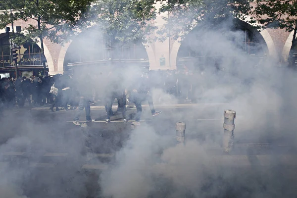 Göstericiler Sendikalar üyelerinin bir gösteri sırasında isyan polisi ile çatıştılar ve ' gilets Jaunes ' hareket işaretleme Işgücü günü Paris, Fransa 1 Mayıs, 2017