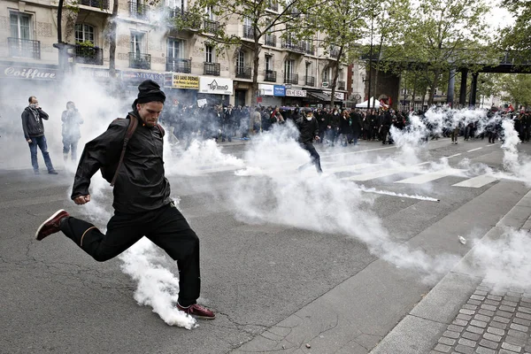 2017年5月1日 フランス パリで労働組合員のデモと労働者の日を記念する ジレット ジューン 運動中にデモ隊が機動隊と衝突した — ストック写真