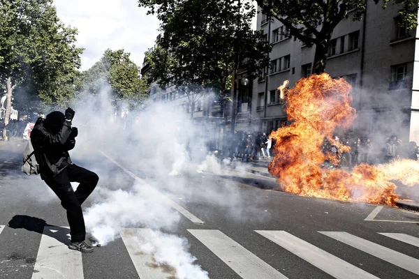 2017年5月1日 在法国巴黎举行的工会成员游行和庆祝劳动节的 Gilet Jaunes 运动期间 示威者与防暴警察发生冲突 — 图库照片