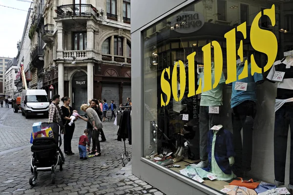 Rue Neuve, ana alışveriş caddesi, Brüksel 'de Shoppers, Temmuz tarihinde Belçika. 2, 2017 $