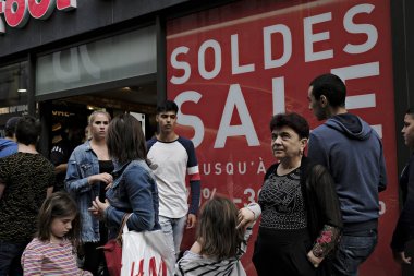 Rue Neuve, ana alışveriş caddesi, Brüksel 'de Shoppers, Temmuz tarihinde Belçika. 2, 2017 $