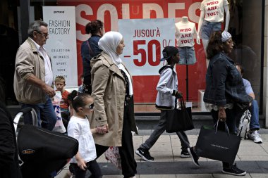 Rue Neuve, ana alışveriş caddesi, Brüksel 'de Shoppers, Temmuz tarihinde Belçika. 2, 2017 $