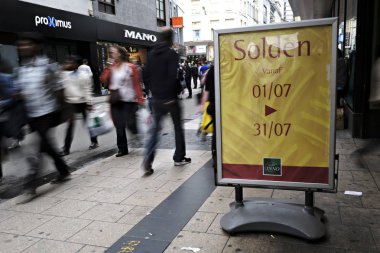 Rue Neuve, ana alışveriş caddesi, Brüksel 'de Shoppers, Temmuz tarihinde Belçika. 2, 2017 $