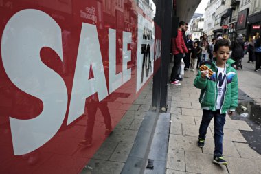 Rue Neuve, ana alışveriş caddesi, Brüksel 'de Shoppers, Temmuz tarihinde Belçika. 2, 2017 $