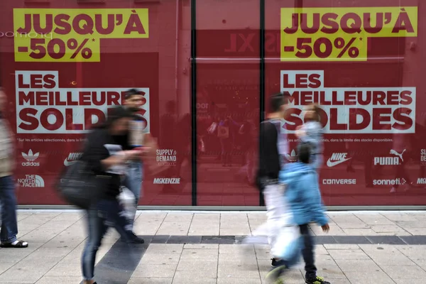 7月にベルギーのブリュッセルにある主要ショッピング街 ヌーヴの買い物客 2017 — ストック写真