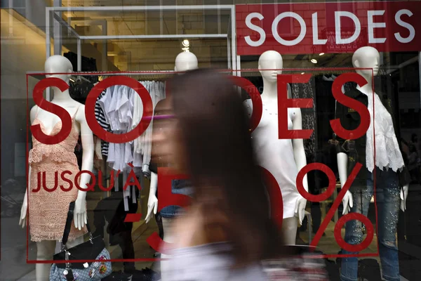 Rue Neuve, ana alışveriş caddesi, Brüksel 'de Shoppers, Temmuz tarihinde Belçika. 2, 2017 $