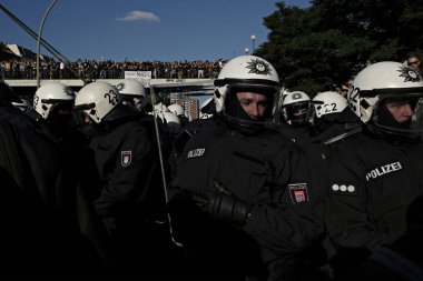 Göstericiler, Almanya 'nın Hamburg şehrinde 