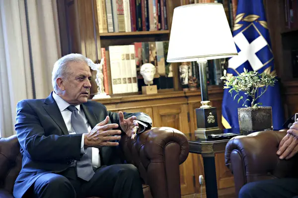 Treffen Des Griechischen Präsidenten Prokopis Pavlopoulos Und Des Kommissars Für — Stockfoto