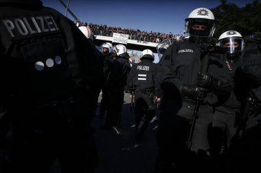 Almanya 'nın Hamburg 'daki G-20 zirvesine karşı protesto yapan polis ve göstericiler arasındaki gerginlik 7 Temmuz 2017  