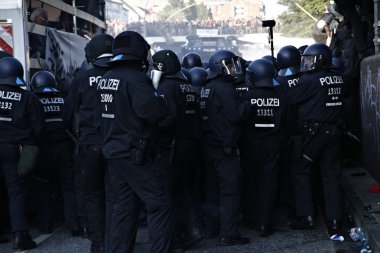 Almanya 'nın Hamburg 'daki G-20 zirvesine karşı protesto yapan polis ve göstericiler arasındaki gerginlik 7 Temmuz 2017  