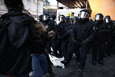 Almanya 'nın Hamburg 'daki G-20 zirvesine karşı protesto yapan polis ve göstericiler arasındaki gerginlik 7 Temmuz 2017  