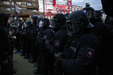 Almanya 'nın Hamburg 'daki G-20 zirvesine karşı protesto yapan polis ve göstericiler arasındaki gerginlik 7 Temmuz 2017  