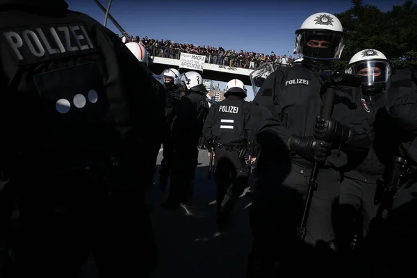 Napięcie Między Policją Demonstrantów Którzy Uczestniczą Proteście Przeciwko Szczytu Hamburgu — Zdjęcie stockowe