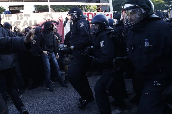 Ένταση Μεταξύ Της Αστυνομίας Και Των Διαδηλωτών Που Παρευρίσκονται Διαμαρτυρία — Φωτογραφία Αρχείου