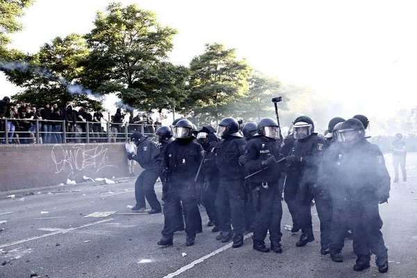 Tension Police Demonstrators Who Attend Protest Summit Hamburg Germany Jul — Stock Photo, Image