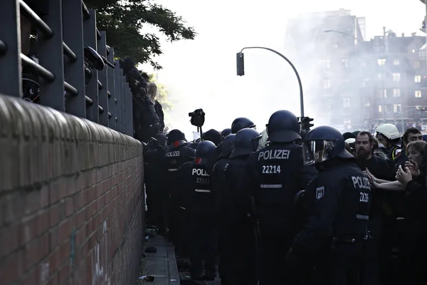 Tension Police Demonstrators Who Attend Protest Summit Hamburg Germany Jul — Stock Photo, Image