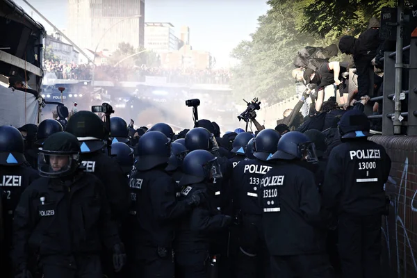 Tensión Entre Policía Los Manifestantes Que Asisten Una Protesta Contra — Foto de Stock