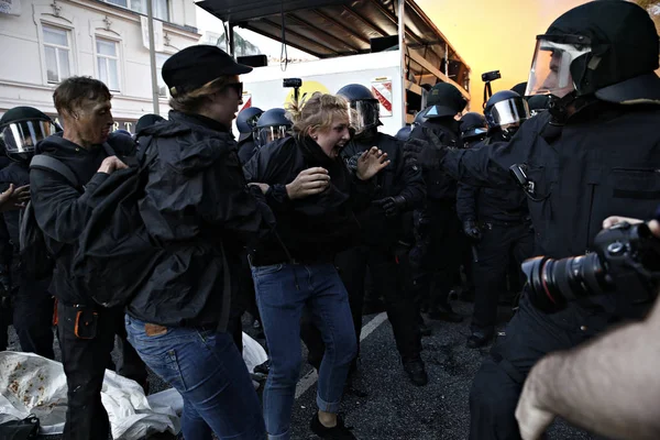 Napięcie Między Policją Demonstrantów Którzy Uczestniczą Proteście Przeciwko Szczytu Hamburgu — Zdjęcie stockowe