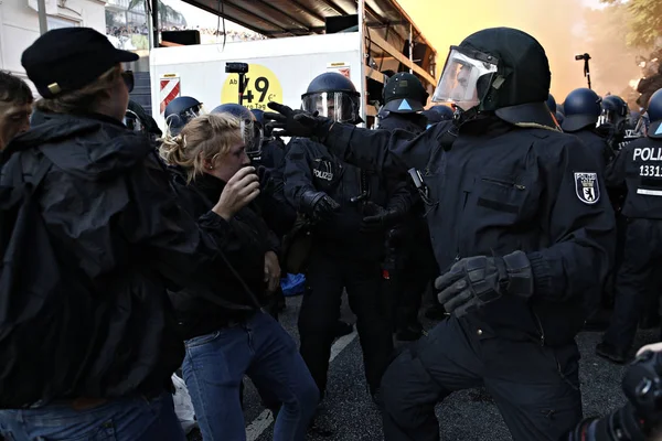 Ένταση Μεταξύ Της Αστυνομίας Και Των Διαδηλωτών Που Παρευρίσκονται Διαμαρτυρία — Φωτογραφία Αρχείου