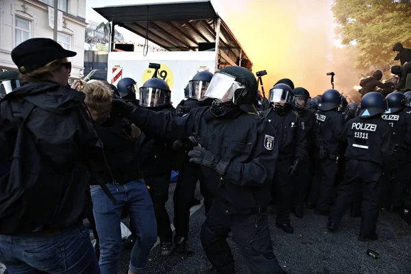 Tensión Entre Policía Los Manifestantes Que Asisten Una Protesta Contra — Foto de Stock