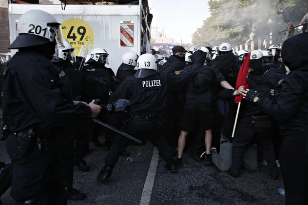 Tensão Entre Polícia Manifestantes Que Comparecem Protesto Contra Cúpula Hamburgo — Fotografia de Stock