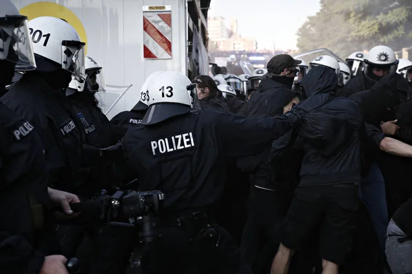 2017年7月7日 ドイツ ハンブルクで開催されたG20サミットに抗議する抗議行動に参加する警察とデモ隊の間の緊張 — ストック写真