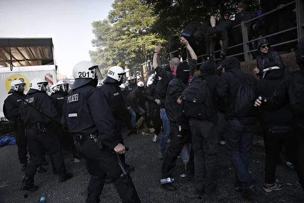 Napięcie Między Policją Demonstrantów Którzy Uczestniczą Proteście Przeciwko Szczytu Hamburgu — Zdjęcie stockowe