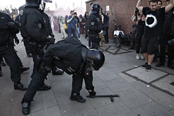 Napięcie Między Policją Demonstrantów Którzy Uczestniczą Proteście Przeciwko Szczytu Hamburgu — Zdjęcie stockowe