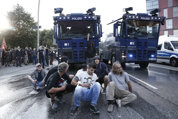 2017年7月7日在德国汉堡参加20国集团峰会抗议的警察和示威者之间的紧张关系 — 图库照片