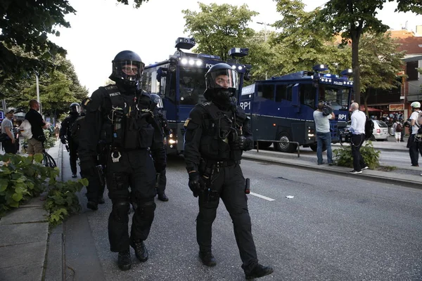 2017年7月7日 ドイツ ハンブルクで開催されたG20サミットに抗議する抗議行動に参加する警察とデモ隊の間の緊張 — ストック写真