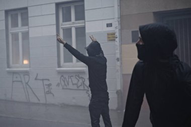 Almanya 'nın Hamburg 'daki G-20 zirvesine karşı protesto yapan polis ve göstericiler arasındaki gerginlik 7 Temmuz 2017  