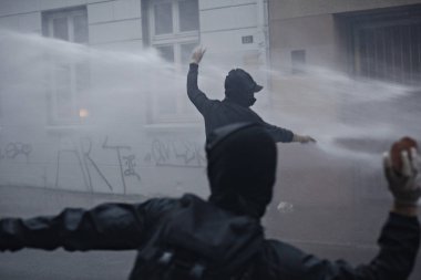 Almanya 'nın Hamburg 'daki G-20 zirvesine karşı protesto yapan polis ve göstericiler arasındaki gerginlik 7 Temmuz 2017  