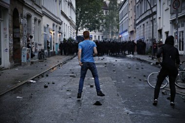 Almanya 'nın Hamburg 'daki G-20 zirvesine karşı protesto yapan polis ve göstericiler arasındaki gerginlik 7 Temmuz 2017