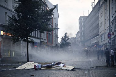 Almanya 'nın Hamburg 'daki G-20 zirvesine karşı protesto yapan polis ve göstericiler arasındaki gerginlik 7 Temmuz 2017