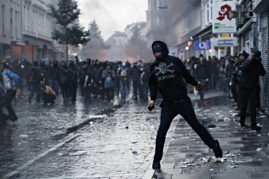 Almanya 'nın Hamburg 'daki G-20 zirvesine karşı protesto yapan polis ve göstericiler arasındaki gerginlik 7 Temmuz 2017
