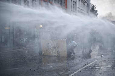 Almanya 'nın Hamburg 'daki G-20 zirvesine karşı protesto yapan polis ve göstericiler arasındaki gerginlik 7 Temmuz 2017