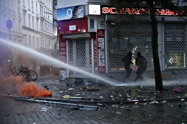 Almanya 'nın Hamburg 'daki G-20 zirvesine karşı protesto yapan polis ve göstericiler arasındaki gerginlik 7 Temmuz 2017