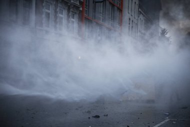 Almanya 'nın Hamburg 'daki G-20 zirvesine karşı protesto yapan polis ve göstericiler arasındaki gerginlik 7 Temmuz 2017.     