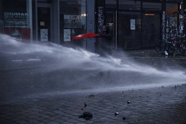 Almanya 'nın Hamburg 'daki G-20 zirvesine karşı protesto yapan polis ve göstericiler arasındaki gerginlik 7 Temmuz 2017.     
