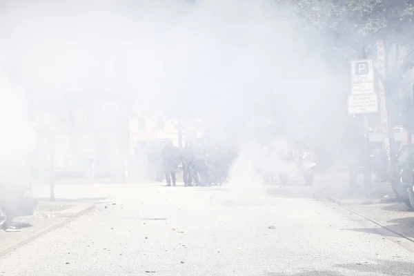 Jännitteet Poliisin Mielenosoittajien Välillä Jotka Osallistuivat Heinäkuussa Hampurissa Pidettyyn G20 — kuvapankkivalokuva
